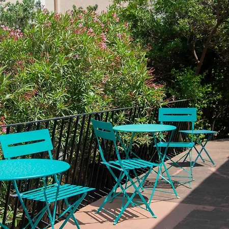 Bleue - Les Pins Bed & Breakfast *