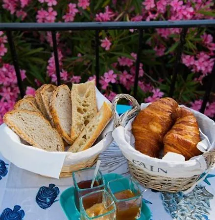 Bleue - Les Pins Bed & Breakfast